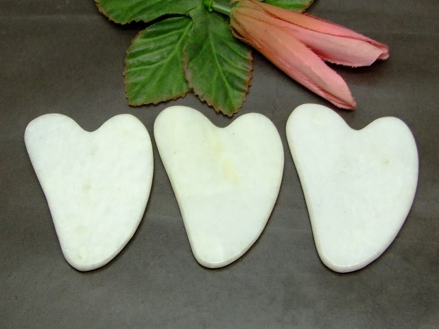 k3-28　　かっさプレート ハート型 翡翠 ヒスイ ジェイド ジェード ポーチ付き 美肌 美顔 美容 マッサージ用 ネコポス送料無料 天然石 パワーストーン