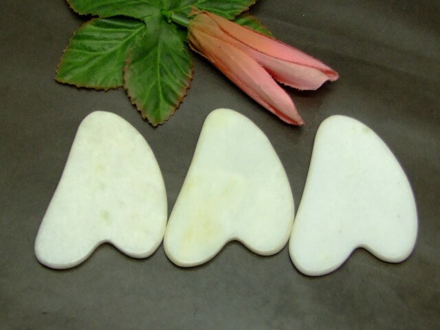 k3-28　　かっさプレート ハート型 翡翠 ヒスイ ジェイド ジェード ポーチ付き 美肌 美顔 美容 マッサージ用 ネコポス送料無料 天然石 パワーストーン