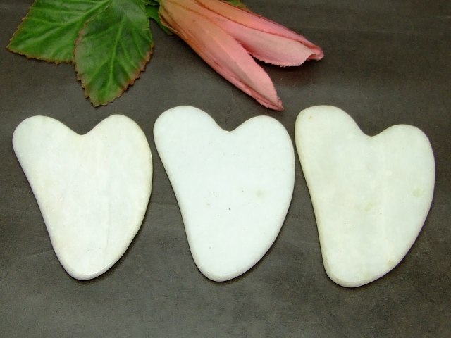 k3-28A　　今月30％OFF かっさプレート ハート型 翡翠 ヒスイ ジェイド ジェード ポーチ付き 美肌 美顔 美容 マッサージ用 ネコポス送料無料 天然石 パワーストーン