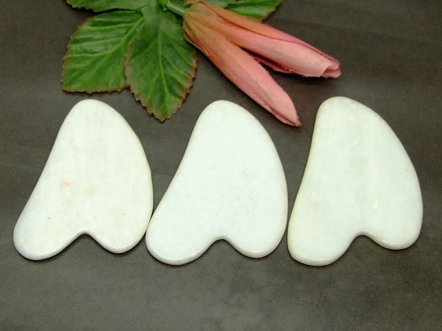 k3-28A　　今月30％OFF かっさプレート ハート型 翡翠 ヒスイ ジェイド ジェード ポーチ付き 美肌 美顔 美容 マッサージ用 ネコポス送料無料 天然石 パワーストーン