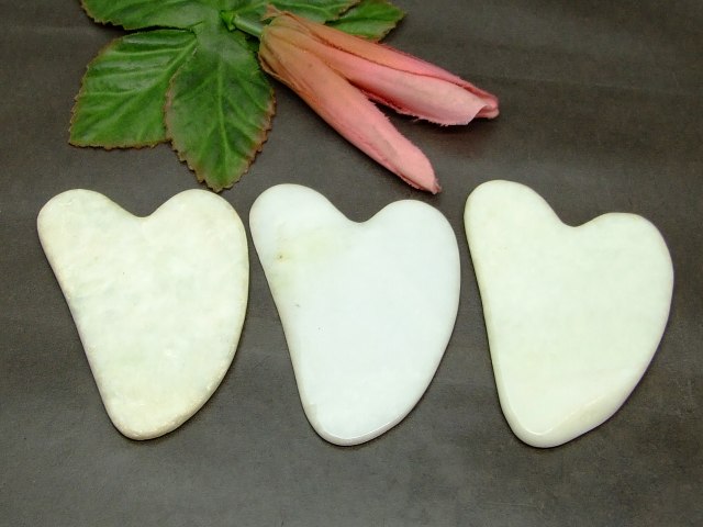 k3-28B　　今月55％OFF わけあり かっさプレート ハート型 翡翠 ヒスイ ジェイド ジェード ポーチ付き 美肌 美顔 美容 マッサージ用 ネコポス送料無料 天然石 パワーストーン