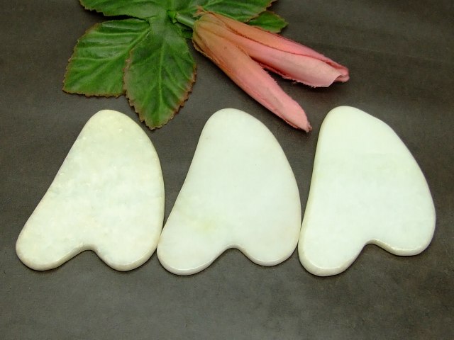 k3-28B　　今月55％OFF わけあり かっさプレート ハート型 翡翠 ヒスイ ジェイド ジェード ポーチ付き 美肌 美顔 美容 マッサージ用 ネコポス送料無料 天然石 パワーストーン