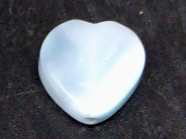 ※画像のものをお送りします。 オリジナルアクセサリー作りに是非どうぞ〜〜（m−m） ※新品ですが、へこみ・傷など見られる為、わけあり商品として格安にご提供しております。 ご了承の上ご購入くださいませ。 素材 天然 サイズ 約：重さg　玉径12mm・±1.0mm　1粒売り 　※ 多少の誤差はご了承下さい。『愛と平和』を象徴するカリブ海の美しい宝石 正式名称『ブルー・ペクトライト』。 チャロアイト、スギライトと共に特にヒーリング効果が期待できるとされる『世界三大ヒーリングストーン』と呼ばれ、西インド諸島のコンク・パール、ドミニカ共和国の琥珀と並ぶ『カリブ海三大宝石』のひとつです。 心の奥に隠された怒りや嫉妬などのマイナス感情を鎮めてくれるといわれおり、情緒のバランスをとり、安らぎの心をはぐくみ、避けられないストレスさえも軽減してくれます。 また、変化に強い石でもあり、転職や転居など新しい環境にともなう不安をやわらげ、自分で目標を見つけられるという幸運をもたらしてくれるといわれています。 当店では中国の自社工場で鑑定した後、丸玉等に加工しております。 日本に入荷後も鑑定機関【日本彩珠宝石研究所】にて鑑定していただき、天然のものと証明済みです。 当店のラリマーは天然と補償致します。 また、当店では卸価格の為お安くご提供させていただいておりますが、自社工場での生産の為お安くご提供させていただいております。 安心してご購入ください。