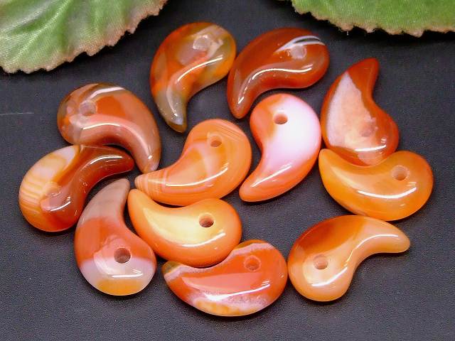 66449M　　瑪瑙 勾玉 18mm×12mm AA 1個売り メノウ アゲート ネコポス送料無料 天然石 パワーストーン