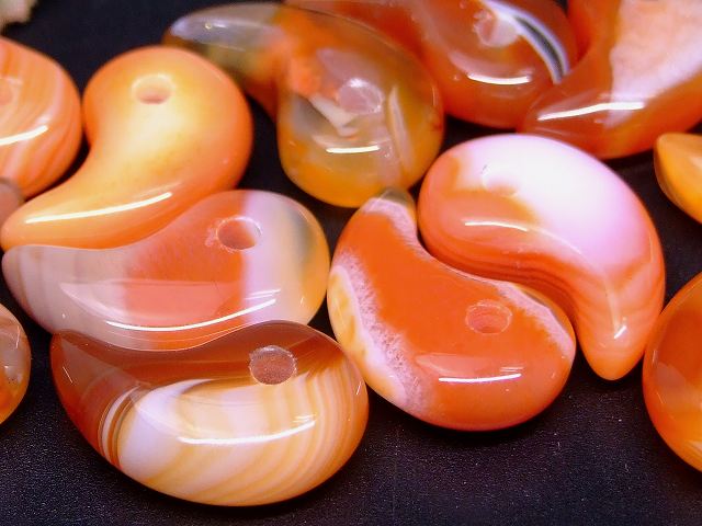 66449M　　瑪瑙 勾玉 18mm×12mm AA 1個売り メノウ アゲート ネコポス送料無料 天然石 パワーストーン