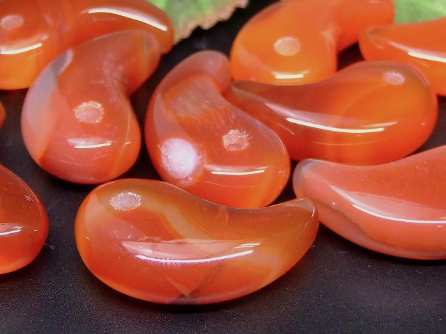 66448M　　勾玉 カーネリアン 31×17mm 1個売り 送料無料 天然石 パワーストーン