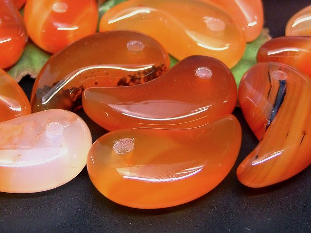 66448N　　勾玉 カーネリアン 31×17mm 1個売り 送料無料 天然石 パワーストーン