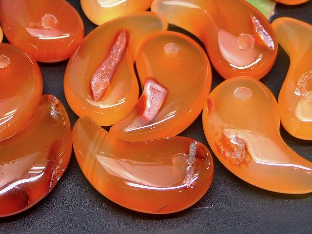 66447A　　今月30％OFF わけあり 勾玉 カーネリアン 31×17mm 1個売り 送料無料 天然石 パワーストーン