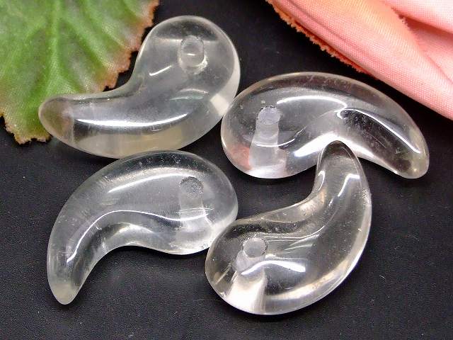 66464　　勾玉 茶色 水晶 31mm×17mm 1個売り クリスタル クォーツ 送料無料 天然石 パワーストーン