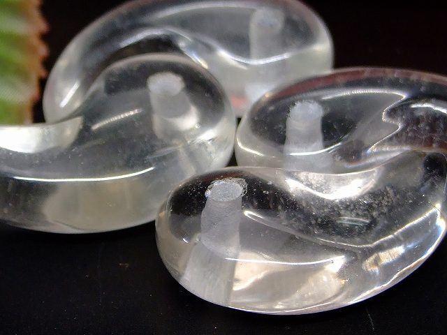 66464　　勾玉 茶色 水晶 31mm×17mm 1個売り クリスタル クォーツ 送料無料 天然石 パワーストーン