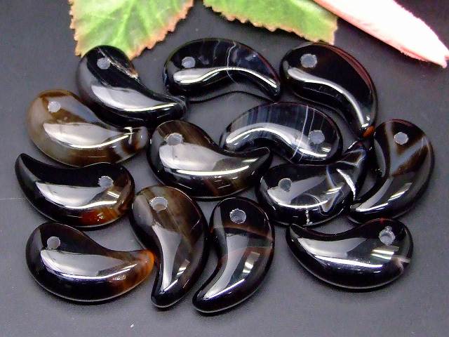 66451F　　今月の半額 わけあり 勾玉 オニキス 31×17mm 1個売り 送料無料 天然石 パワーストーン