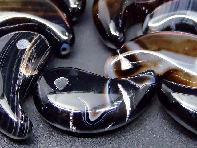 66451F　　今月の半額 わけあり 勾玉 オニキス 31×17mm 1個売り 送料無料 天然石 パワーストーン