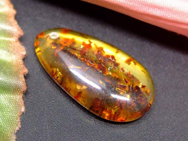 65974　　花アンバー 琥珀 25mm×14mm AA 1個売り ルース 裸石 穴あり ペンダントトップ 送料無料 メキシコ産 天然石 パワーストーン