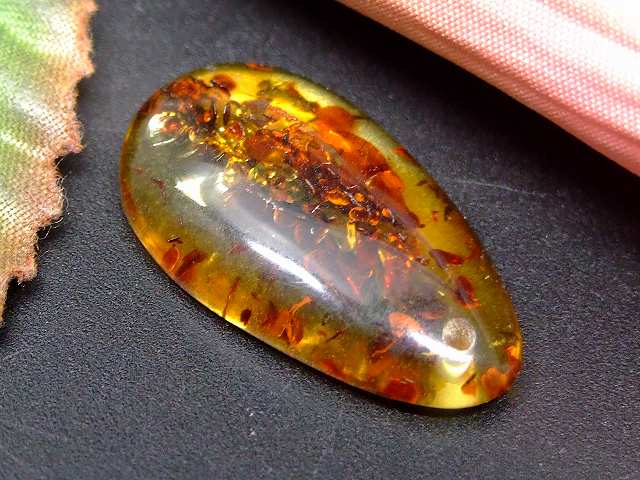 65974　　花アンバー 琥珀 25mm×14mm AA 1個売り ルース 裸石 穴あり ペンダントトップ 送料無料 メキシコ産 天然石 パワーストーン