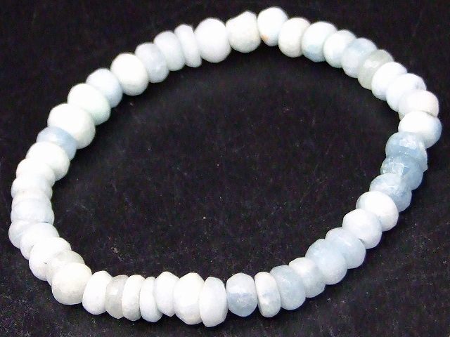 68150　　今月の半額 わけあり 6mm〜8mm×4mm〜5mm アクアマリン ボタンカット ブレスレット 内径17cm ..