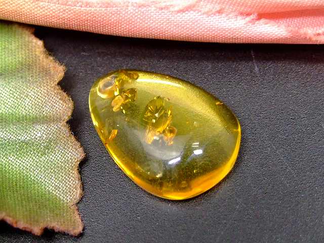 65983　　花アンバー 琥珀 18mm×12mm AA 1個売り ルース 裸石 穴あり ペンダントトップ 送料無料 メキシコ産 天然石 パワーストーン