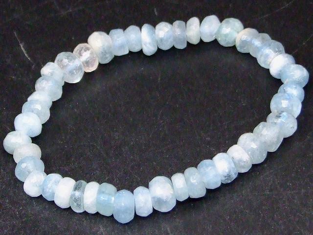 68146　　今月の半額 わけあり 6mm〜8mm×5mm〜4mm アクアマリン ボタンカット ブレスレット 内径17cm ..