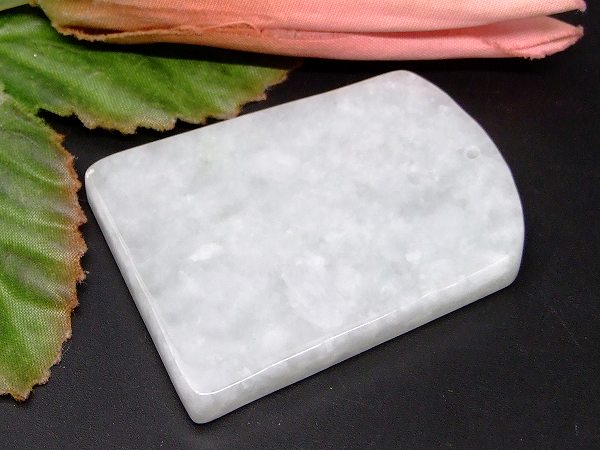 66502　　今月の半額 ミャンマー翡翠 ペンダントトップ 49mm×36mm 1個売り ヒスイ ?州 蘇州 ミャンマー産 送料無料 天然石 パワーストーン