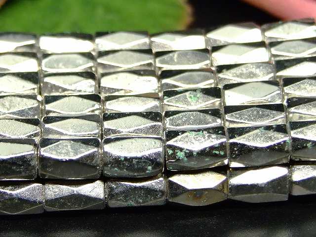 H3-1B　　工場処分品特価 今月半額以下 わけあり ヘマタイト シルバー 磁気あり 8mm×5mm カット 磁有 1連40cm 通し針、解説書、1mゴム付き 送料無料 イギリス産 天然石 パワーストーン