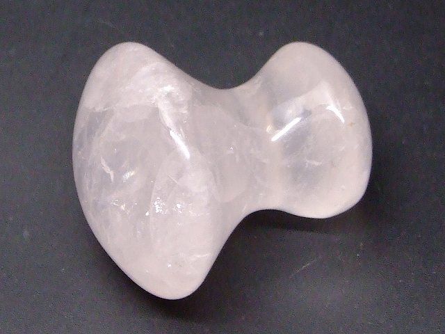 66596　　ローズクォーツ 紅水晶 かっさ 40mm×34mm×25mm AA 1個売り ツボ押し マッサージ 送料無料 天然石 パワーストーン