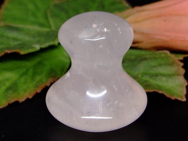 66596　　ローズクォーツ 紅水晶 かっさ 40mm×34mm×25mm AA 1個売り ツボ押し マッサージ 送料無料 天然石 パワーストーン