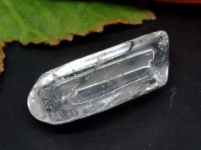 66708　　虹入り 水晶 原石 穴なし 39mm×18mm 1個売り クリスタル クォーツ 送料無料 ブラジル産 天然石 パワーストーン