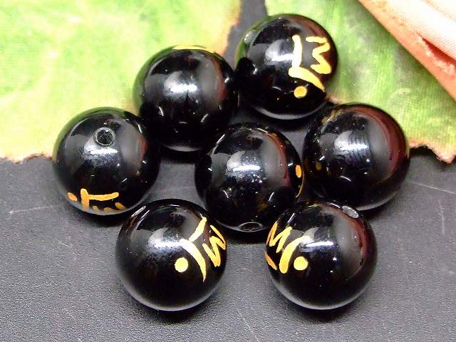 66716　　梵字彫 マン オニキス 12mm 1粒売り 卯年 文殊菩薩 ブラジル産 送料無料 天然石 パワーストーン