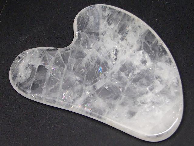 66860A　　今月の半額 わけあり 虹入り 水晶 かっさプレート 79mm×52mm クリスタル クォーツ ポーチ付き 美肌 美顔 美容 マッサージ用 ネコポス送料無料 天然石 パワーストーン