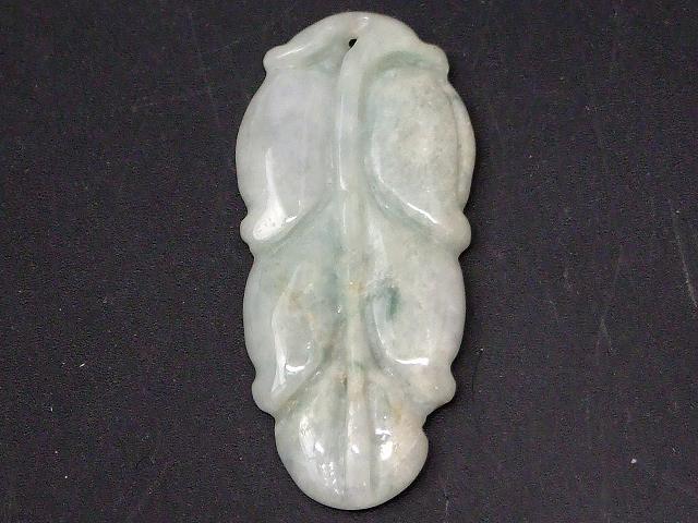 67142　　今月の半額 わけあり ミャンマー翡翠 ペンダントトップ 38mm×18mm 1個売り 葉っぱ リーフ ヒ..