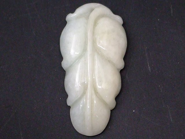 67143　　今月の半額 わけあり ミャンマー翡翠 ペンダントトップ 39mm×20mm 1個売り 葉っぱ リーフ ヒスイ ジェイド ジェード ミャンマー産 送料無料 天然石 パワーストーン