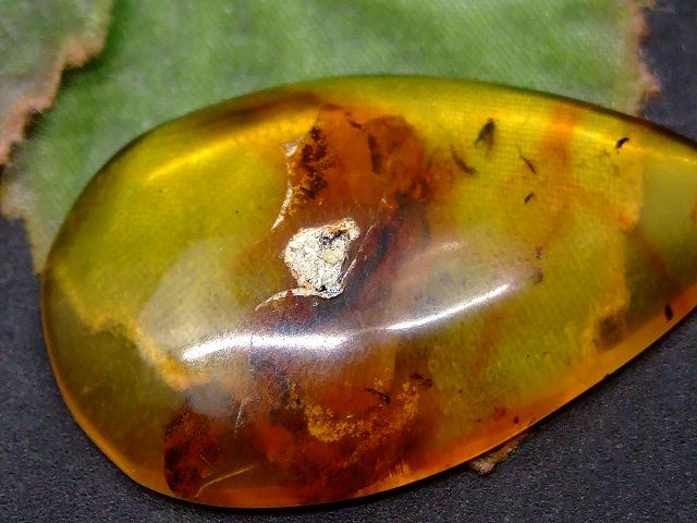 67649　　今月の半額 わけあり 虫入り アンバー 琥珀 23mm×37mm 1個売り ルース 裸石 穴あり ペンダントトップ 送料無料 メキシコ産 天然石 パワーストーン