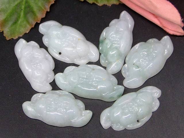 67281　　ミャンマー翡翠 ペンダントトップ 35mm〜32mm×18mm 1個売り 蓮華 睡蓮 蓮の花 ヒスイ ジェイド ジェード ミャンマー産 送料無料 天然石 パワーストーン