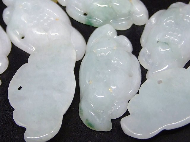 67281　　ミャンマー翡翠 ペンダントトップ 35mm〜32mm×18mm 1個売り 蓮華 睡蓮 蓮の花 ヒスイ ジェイド ジェード ミャンマー産 送料無料 天然石 パワーストーン