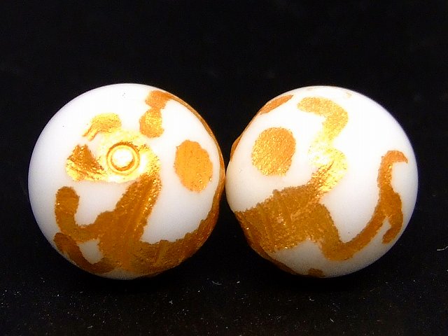 67330　　白虎彫り シャコガイ 金彫り 14mm 1粒売り 別名 ホワイトオニキス ネコポス送料無料 天然石 パワーストーン