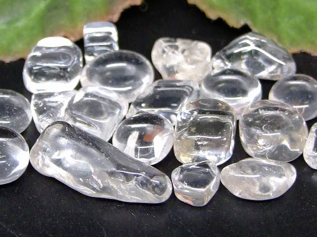 67355　　水晶 さざれ 原石 穴なし 6mm〜20mm 20個セット クリスタル クォーツ 送料無料 ブラジル産 天然石 パワーストーン