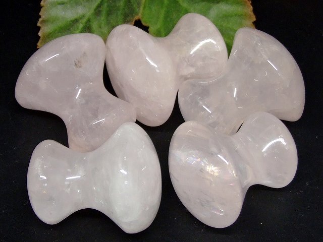 66601　　今月の半額 わけあり 虹入り ローズクォーツ 紅水晶 かっさ 40mm×34mm×25...