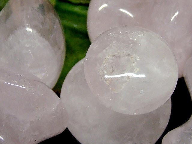 66601　　今月の半額 わけあり 虹入り ローズクォーツ 紅水晶 かっさ 40mm×34mm×25...