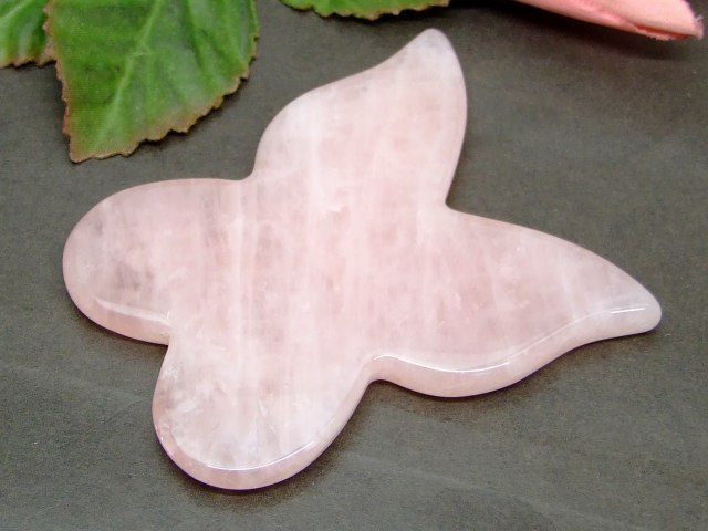 k3-15Y　　ローズクォーツ かっさプレート 75mm×65mm 蝶型 バタフライ ポーチ付き 美肌 美顔 美容 マッサージ用 送料無料 天然石 パワーストーン