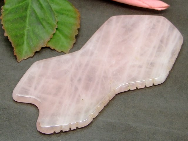 k3-16　　今月30％OFF ローズクォーツ かっさプレート 100mm×50mm ポーチ付き 美肌 美顔 美容 マッサージ用 ネコポス送料無料 天然石 パワーストーン