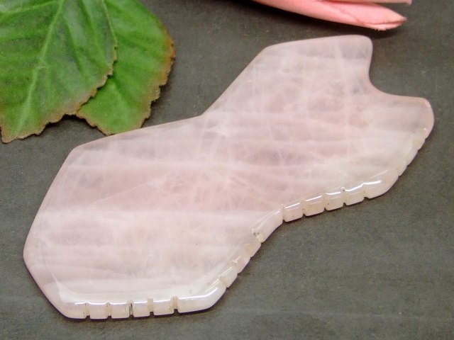 k3-16　　今月30％OFF ローズクォーツ かっさプレート 100mm×50mm ポーチ付き 美肌 美顔 美容 マッサージ用 ネコポス送料無料 天然石 パワーストーン