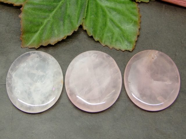 ※画像と同品質のものをお送りします。 オリジナルアクセサリー作りに是非どうぞ〜〜（m−m） ※新品ですが、へこみ・傷など見られる為、わけあり商品として格安にご提供しております。 ※色味などお選びいただけません。 ご了承の上ご購入くださいませ...