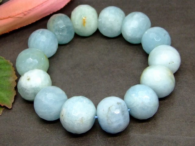 65086　　アクアマリン ボタンカット ソロバンカット 16.5mm×14.5mm～19mm×17mm ブレスレット 内径17cm ポーチ付き 鑑別済・本物保証 送料無料 ブラジル産 天然石 パワーストーン