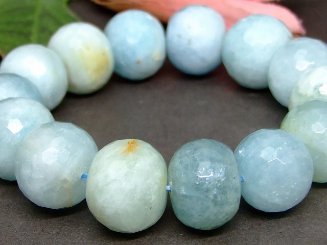 65086　　アクアマリン ボタンカット ソロバンカット 16.5mm×14.5mm～19mm×17mm ブレスレット 内径17cm ポーチ付き 鑑別済・本物保証 送料無料 ブラジル産 天然石 パワーストーン