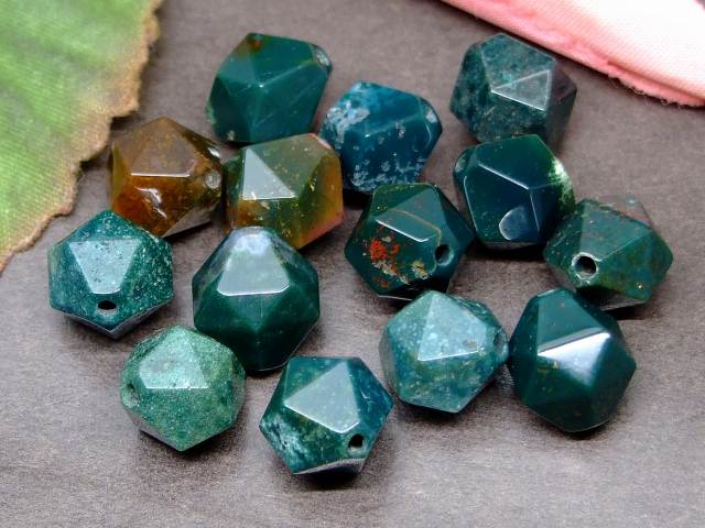 g3-1078N　　今月の半額 わけあり ブラッドストーン 10mm スターカット 1粒売り ネコポス送料無料 天然石 パワーストーン