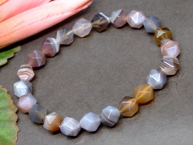 ※画像と同品質のものをお送りします。 オリジナルアクセサリー作りに是非どうぞ〜〜（m−m） 素材 天然石 サイズ 約：玉径8mm・±0.5mm　(ゴムは伸縮可) 　※ 多少の誤差はご了承下さい。結びつきを強め、グループなどのまとまりを強くす...