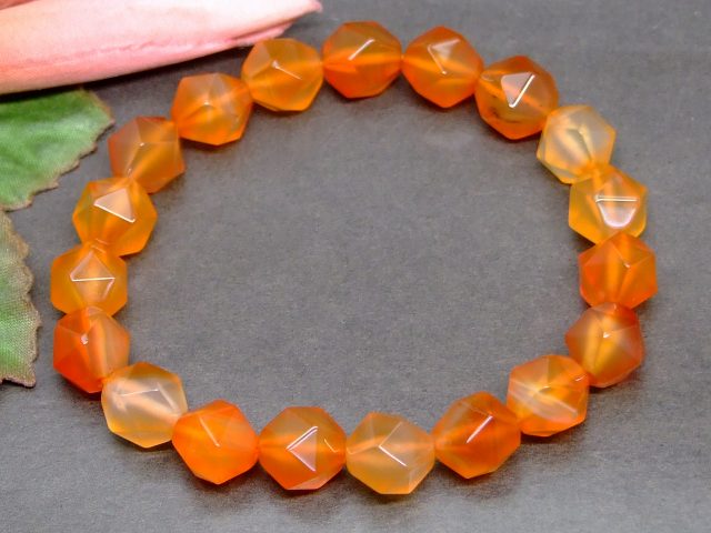 34245E　　カーネリアン 10mm スターカット ブレスレット 内径調節可 送料無料 天然石 パワーストーン