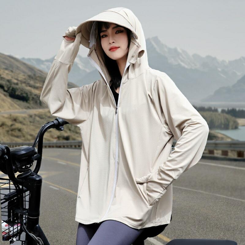 山、海、川、旅行の移動時や車内、キャンプ、登山、トレッキング、アウトドア、フェス、自転車、通勤、通学など大活躍するuv パーカー。○UPF50+の高い遮蔽率で日焼け対策でシミ、日焼けを予防します。○UVカット、鼻先まで付いたファスナーを上まで閉じれば顔をすっぽり覆うことができる。○吸汗速乾汗を吸収してすばやく発散、サラサラの肌触りが持続○ポリエステル素材で、快適な着心地で、伸縮性に富んで動きやすい。○落ち感の素敵な編地がとても柔らかな肌あたりで肌にも負担をかけないので、まるで着ていないかのような感じです。 素材 ポリエステル軽量、通気性、吸湿発散性、肌触りの非常に柔らかい、涼しく快適な生地。 素材感 やや薄い（薄い、やや薄い、普通、やや厚い、厚い） サイズ詳細 【F】参考体重45-65kg、着丈：57cm、バスト：110cm、肩幅：44cm【XL】参考体重65-80kg、着丈：59cm、バスト：122cm、肩幅：48cm 販売対象 自宅用、ギフト用 送料 沖縄以外送料無料、沖縄地方1500円 ラッピング対応 ラッピング袋手配可能。 注意事項 ●製造上、細かな汚れやシワ糸のほつれが発生する場合がございます。●モニターの発色の具合によって実際のものと色が異なる場合が御座います。●商品の仕様は、製造元の都合により予告なく変更することがあります。また、突然の欠品等で商品手配の遅れや手配ができない場合がございますので、ご了承ください。 ●土日祝祭日のご注文およびお問い合わせへの弊社からのご連絡は、翌営業日となります。 ●雨や汗など、濡れた状態での摩擦により色落ちする恐れがありますので、ご使用時にご注意ください。●洗濯により、多少色落ちする恐れがありますので、他のものと一緒に洗濯しないでください。●商品の生産ロットによって、仕様につきましては画像上のものと多少の変更がございますので、ご了承ください。※その他のよくあるご質問。 関連キーワード：レディース UV パーカー UVカット メンズ ラッシュガード 長袖 帽子 マスク 指穴 手袋 ひんやりマスク 長袖パーカー 長袖ラッシュガード フード付き マスク付き 手袋付き ドライメッシュパーカー スプリングコート 体型カバー トップス ジップアップ 大きいサイズ ジップアップパーカー ショート丈 カーディガン UV加工 UVカット素材 ultraviolet カット コーティング コーティング加工 黒いコーティング ブラックコーティング ポリウレタンコーティング 黒い遮光コーティング 遮光率99.99％ 羽織り フィット感 ひんやり サンバイザー ワイド レインサンバイザー サンシェード 遮光 定番 着る日焼け止め uvカットパーカー手袋 uvカットuvカット 帽子UVカット UVケア 脱着可能 2way 3way つば広 紐 紐付き あご紐付き つば長 幅広 ケープサングラス 偏光 ガード レディースサングラス 大きめuvカット コレクションケースuvカット サングラスuvカット メガネuvカットカーディガン 夏物 夏服 夏用 お腹 腰回り 胸周り 二の腕 顔まで 最強 パーカーコーデ つば ツバ 取り外し 取り外せ 取り外し可能 ポリエチレン繊維 冷感生地 高い強度 高弾性率 熱伝導率 熱拡散率 水分拡散層 親水性 疎水性 拡散 気化熱 蒸発 速乾性 吸放湿性 吸湿性 吸水性 接触冷感性 通気性 耐久性 3D メッシュ 3Dメッシュ加工 シャリ感 涼しい 冷たい 気化促進繊維 汗冷え 快適性 遮光率 日光遮断 視界良好 光沢感 滑らか しなやか 柔らかい 肌触り 吸湿速乾性 クーリング性 吸水 吸汗 消臭加工 丈夫 長使い 長持ち 日焼け止め 日焼け防止 日焼け防止服 UV対策 冷房対策 熱中症対策 紫外線対策 upf50 UPF50+ 薄手 紫外線 男女兼用 ユニセックス お肌を守る嬉しい機能 無地 カジュアル シンプル モード トレンド コンサバ きれいめ おしゃれ オリジナル ゆったり ライトアウター アウトドア スポーツ 釣り 運動 観戦 自転車 登山 山登り ウォーキング ジョギング ハイキング 遠足 ヨガ 海 プール 旅行 温泉 キャンプ ゴルフ 農作業 森 森林 お出かけ フィットネス 人気 安い リーズナブル お買い特 かっこいい 洗濯 洗える 防虫 虫除け 日よけ 雨よけ 普段着 部屋着 節電 楽チン タックイン お呼ばれ お宮 参り 旬度 気分 大学生 インターンシップ 徒歩 電車 通学 通勤 大人 会社員 社会人 仕事 軽い 軽量 コンパクト 小型 便利 吸湿 汗取り 品質高い 長時間 長距離 長距離移動 日差し避け 白い 青い 桃色 赤い LL 3L 4L 5L 6L 7L 8L 9L 10L 20代 30代 40代 50代 ベーシックカラー 男性 女性 旦那 妻 夫 父 母 おふくろ 両親 お父さん お母さん おばあさん おじいさん ギフト プレゼント お返し 新品 新品発売 春 夏 -5℃ -7℃ UVカット帽子 幅広い 脇の下 メッシュ構造 網目 サイドネット 通り道 通気口 パンチング パンチング加工 パンチングベンチレーション 風通し 自然な呼吸 蒸れない コーデ 柔軟性 メッシュ素材 快適 サイクリング スポーツウェア プチプラ uvカット 接触冷感 uv 冷感 首 フリル キッズ uvパーカー パーカー冷感 ロング uvカットパーカーレディース uvカット帽子 uvカットシャツ 付き 顔 生地 丈 uv パーカー ラッシュガード レディース 長袖 薄手 つば 帽子 付き uvパーカー ポンチョ 接触冷感 体型カバー uvカット 冷感 首 涼しい 夏 おしゃれ パーカー冷感 紫外線対策 大きいサイズ 日焼け防止服 吸汗 速乾 自転車 顔 生地 取り外しの ツバ ショート丈 ラッシュガード レディース パーカー UVカットパーカー軽やかな冷感素材を使用し、快適な着心地キープ?ベタつく汗を素早く吸収し、即座に蒸発させます山、海、川、旅行の移動時や車内、キャンプ、登山、トレッキング、アウトドア、フェス、自転車、通勤、通学など大活躍するuv パーカー。○UPF50+の高い遮蔽率で日焼け対策でシミ、日焼けを予防します。○UVカット、鼻先まで付いたファスナーを上まで閉じれば顔をすっぽり覆うことができる。○吸汗速乾汗を吸収してすばやく発散、サラサラの肌触りが持続○ポリエステル素材で、快適な着心地で、伸縮性に富んで動きやすい。○落ち感の素敵な編地がとても柔らかな肌あたりで肌にも負担をかけないので、まるで着ていないかのような感じです。 素材 ポリエステル軽量、通気性、吸湿発散性、肌触りの非常に柔らかい、涼しく快適な生地。 素材感 やや薄い（薄い、やや薄い、普通、やや厚い、厚い） サイズ詳細 【F】参考体重45-65kg、着丈：57cm、バスト：110cm、肩幅：44cm【XL】参考体重65-80kg、着丈：59cm、バスト：122cm、肩幅：48cm 販売対象 自宅用、ギフト用 送料 沖縄以外送料無料、沖縄地方1500円 ラッピング対応 ラッピング袋手配可能。 注意事項 ●製造上、細かな汚れやシワ糸のほつれが発生する場合がございます。●モニターの発色の具合によって実際のものと色が異なる場合が御座います。●商品の仕様は、製造元の都合により予告なく変更することがあります。また、突然の欠品等で商品手配の遅れや手配ができない場合がございますので、ご了承ください。 ●土日祝祭日のご注文およびお問い合わせへの弊社からのご連絡は、翌営業日となります。 ●雨や汗など、濡れた状態での摩擦により色落ちする恐れがありますので、ご使用時にご注意ください。●洗濯により、多少色落ちする恐れがありますので、他のものと一緒に洗濯しないでください。●商品の生産ロットによって、仕様につきましては画像上のものと多少の変更がございますので、ご了承ください。※その他のよくあるご質問。 関連キーワード：レディース UV パーカー UVカット メンズ ラッシュガード 長袖 帽子 マスク 指穴 手袋 ひんやりマスク 長袖パーカー 長袖ラッシュガード フード付き マスク付き 手袋付き ドライメッシュパーカー スプリングコート 体型カバー トップス ジップアップ 大きいサイズ ジップアップパーカー ショート丈 カーディガン UV加工 UVカット素材 ultraviolet カット コーティング コーティング加工 黒いコーティング ブラックコーティング ポリウレタンコーティング 黒い遮光コーティング 遮光率99.99％ 羽織り フィット感 ひんやり サンバイザー ワイド レインサンバイザー サンシェード 遮光 定番 着る日焼け止め uvカットパーカー手袋 uvカットuvカット 帽子UVカット UVケア 脱着可能 2way 3way つば広 紐 紐付き あご紐付き つば長 幅広 ケープサングラス 偏光 ガード レディースサングラス 大きめuvカット コレクションケースuvカット サングラスuvカット メガネuvカットカーディガン 夏物 夏服 夏用 お腹 腰回り 胸周り 二の腕 顔まで 最強 パーカーコーデ つば ツバ 取り外し 取り外せ 取り外し可能 ポリエチレン繊維 冷感生地 高い強度 高弾性率 熱伝導率 熱拡散率 水分拡散層 親水性 疎水性 拡散 気化熱 蒸発 速乾性 吸放湿性 吸湿性 吸水性 接触冷感性 通気性 耐久性 3D メッシュ 3Dメッシュ加工 シャリ感 涼しい 冷たい 気化促進繊維 汗冷え 快適性 遮光率 日光遮断 視界良好 光沢感 滑らか しなやか 柔らかい 肌触り 吸湿速乾性 クーリング性 吸水 吸汗 消臭加工 丈夫 長使い 長持ち 日焼け止め 日焼け防止 日焼け防止服 UV対策 冷房対策 熱中症対策 紫外線対策 upf50 UPF50+ 薄手 紫外線 男女兼用 ユニセックス お肌を守る嬉しい機能 無地 カジュアル シンプル モード トレンド コンサバ きれいめ おしゃれ オリジナル ゆったり ライトアウター アウトドア スポーツ 釣り 運動 観戦 自転車 登山 山登り ウォーキング ジョギング ハイキング 遠足 ヨガ 海 プール 旅行 温泉 キャンプ ゴルフ 農作業 森 森林 お出かけ フィットネス 人気 安い リーズナブル お買い特 かっこいい 洗濯 洗える 防虫 虫除け 日よけ 雨よけ 普段着 部屋着 節電 楽チン タックイン お呼ばれ お宮 参り 旬度 気分 大学生 インターンシップ 徒歩 電車 通学 通勤 大人 会社員 社会人 仕事 軽い 軽量 コンパクト 小型 便利 吸湿 汗取り 品質高い 長時間 長距離 長距離移動 日差し避け 白い 青い 桃色 赤い LL 3L 4L 5L 6L 7L 8L 9L 10L 20代 30代 40代 50代 ベーシックカラー 男性 女性 旦那 妻 夫 父 母 おふくろ 両親 お父さん お母さん おばあさん おじいさん ギフト プレゼント お返し 新品 新品発売 春 夏 -5℃ -7℃ UVカット帽子 幅広い 脇の下 メッシュ構造 網目 サイドネット 通り道 通気口 パンチング パンチング加工 パンチングベンチレーション 風通し 自然な呼吸 蒸れない コーデ 柔軟性 メッシュ素材 快適 サイクリング スポーツウェア プチプラ uvカット 接触冷感 uv 冷感 首 フリル キッズ uvパーカー パーカー冷感 ロング uvカットパーカーレディース uvカット帽子 uvカットシャツ 付き 顔 生地 丈 uv パーカー ラッシュガード レディース 長袖 薄手 つば 帽子 付き uvパーカー ポンチョ 接触冷感 体型カバー uvカット 冷感 首 涼しい 夏 おしゃれ パーカー冷感 紫外線対策 大きいサイズ 日焼け防止服 吸汗 速乾 自転車 顔 生地 取り外しの ツバ ショート丈 ラッシュガード レディース パーカー UVカットパーカー軽やかな冷感素材を使用し、快適な着心地キープ?ベタつく汗を素早く吸収し、即座に蒸発させます
