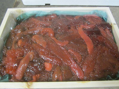 ●指定日については出漁「水揚げ」商品です。天候に左右をされますので、その点はご了承下さい。 ■入港船により、マス、トキ筋子の混載（混合）品があります。 ■冷凍で小分けをして、食べることをおススメします。伝統の製法で丁寧に塩漬けしました、甘口に仕上げた上品な筋子です。 【同梱発送】10kg以内が1個口の送料になります。 【食べ方】 三色丼、手巻き寿司、ご飯、お弁当のおかずに最適です。 ます 卵 筋子(卵巣） 北海道産 筋子&#12316;1kg 冷凍3ヶ月 冷蔵10日　 鱒（ます）、卵巣、食塩その他