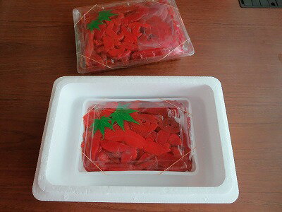 ●指定日については出漁「水揚げ」商品です。天候に左右をされますので、その点はご了承下さい。 ■北海道を基地とする日本海のサケマス漁業船団は6月下旬から7月中旬にかけてシロサケ、カラフトマスの群れを追って、ベーリング海の岬まで行きました。流し網漁業時代のマス筋子の味を知る人も少なくなりました。 ■冷凍で小分けをして、食べることをおススメします。伝統の製法で丁寧に塩漬けしました、甘口に仕上げた上品な筋子です。 【同梱発送】10kg以内が1個口の送料になります。 【食べ方】 三色丼、手巻き寿司、ご飯、お弁当のおかずに最適です。 鱒卵 マス筋子(卵巣） 北海道産 筋子&#12316;300g 冷凍3ヶ月 冷蔵10日　 鱒（ます）、卵巣、食塩その他「サケマスなし」根室打撃…露（ロシア）水域流し網漁禁止 2016年07月17日 加工業、運送、民宿　軒並み減収 ※流し網漁禁止の影響もありますが走りのマス筋子の 価格は高騰しています。高価なため親は子供達が食べ過ぎると、何々の病になると戒めるほど美味しい筋子です。