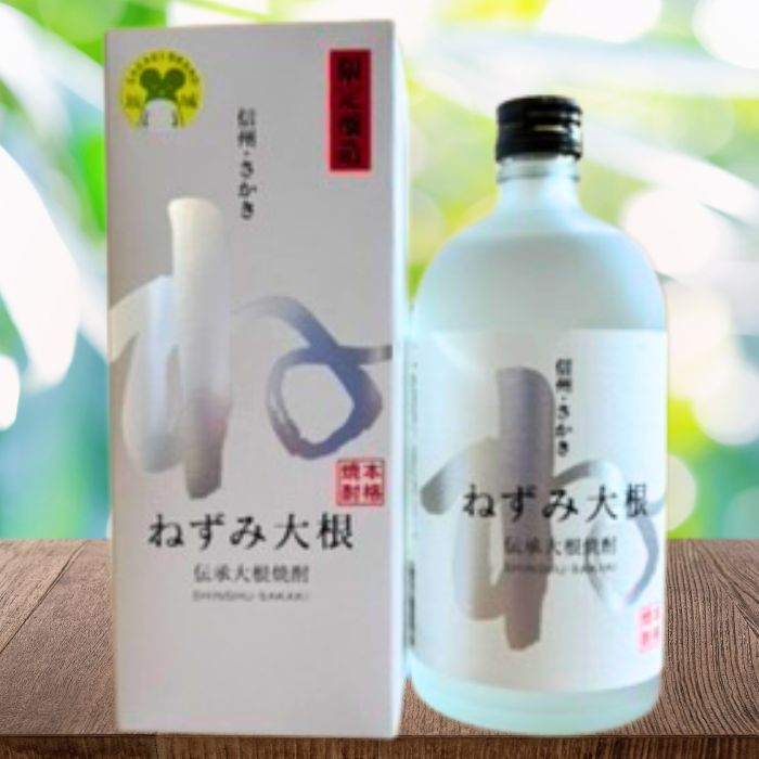 信州さかき ねずみ大根焼酎 長野県坂城町の特産品「ねずみ大根」から生まれた、ご当地焼酎。 商品名 信州さかき ねずみ大根焼酎 内容量 720ml アルコール分 25度 種類 単式蒸留焼酎 原材料 ねずみ大根、米（国産）、米麹（国産米） 企画 株式会社坂城町振興公社 ■ 坂城町が誇る「ねずみ大根」 長野県坂城町で古くから栽培されている、地域を代表する辛味大根「ねずみ大根」。 ふっくらとした形と、ねずみのしっぽのように細く伸びた根が特徴で、その名前の由来にもなっています。 味わいは、しっかりとした辛味のあとに、ほんのりとした甘みが残る独特の味わい。 地元ではこの味を「あまもっくら」と表現します。 そんな坂城町の特産品「ねずみ大根」の風味を活かして造られたのが、この「ねずみ大根焼酎」です。 ■ ねずみ大根の風味を楽しむ、ご当地焼酎 ねずみ大根焼酎は、地域の宝である「ねずみ大根」を広く知ってもらおうと、試作を重ねて造られた焼酎です。 やや辛口で、清涼感のある口当たり。 すっきりとした飲み口で、男性にも女性にも楽しんでいただきやすい味わいに仕上げられています。 一般的な芋・麦・米焼酎とはひと味違う、「ねずみ大根ならでは」の個性的な焼酎。 長野のお酒を楽しみたい方はもちろん、珍しいご当地のお酒を探している方にもおすすめです。 ■ 長野県坂城町の郷土料理「おしぼりうどん」 坂城町では、ねずみ大根の搾り汁に信州味噌や鰹節などを加えて、うどんのつけ汁として味わう「おしぼりうどん」が親しまれています。 ねずみ大根は、坂城町の食文化を語るうえでも欠かせない地域の特産品。 その「ねずみ大根」を使った焼酎だからこそ楽しめる、信州・坂城町ならではの一杯です。 ■ こんな方におすすめ ・長野県のご当地のお酒を探している方 ・珍しい焼酎を飲んでみたい方 ・信州のお土産を探している方 ・日本各地の地酒・ご当地酒が好きな方 ・焼酎好きの方への贈り物を探している方 ・「ねずみ大根」や坂城町に興味のある方 ■ 商品情報 名称 単式蒸留焼酎 アルコール分 25度 内容量 720ml 原材料名 ねずみ大根（からねずみ）、米（国産）、米麹（国産米） 製造者 芙蓉酒造協同組合 信州・坂城町ならではの「ねずみ大根焼酎」。 ちょっと珍しい、地域の味をぜひお楽しみください。 お酒は20歳になってから。 飲酒運転は法律で禁止されています。